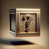 Ornate golden cube with question mark for Mystery box voor Heren gebed met meerdere losse producten
